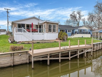 Imagine a charming lake house nestled right on the water's edge - photo 43