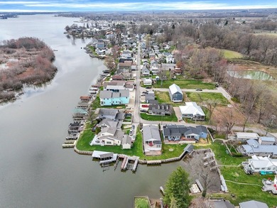 Imagine a charming lake house nestled right on the water's edge - photo 44