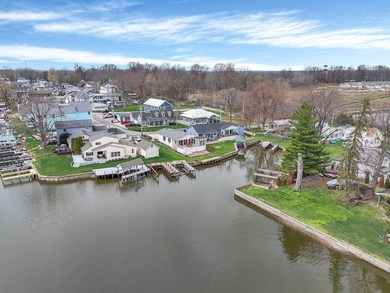 Imagine a charming lake house nestled right on the water's edge - photo 45