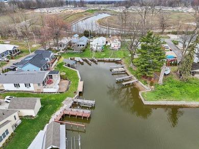 Imagine a charming lake house nestled right on the water's edge - photo 46