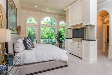 Tucked away on a private, tree-lined lane in Holladay, this - photo 33