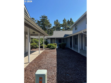Conveniently located townhouse. You are minutes from the beach - photo 2
