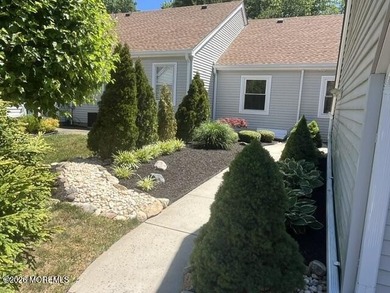 This stunning twin/semi-detached ranch-style home offers a - photo 3
