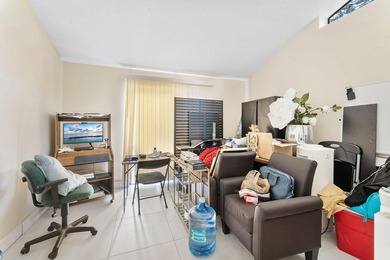 Spacious 3-bedroom, 2-bath villa featuring soaring vaulted - photo 18