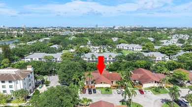Spacious 3-bedroom, 2-bath villa featuring soaring vaulted - photo 24