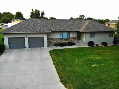 Unbelievable amount of space in this quality built 5 bed, 3 bath - photo 1