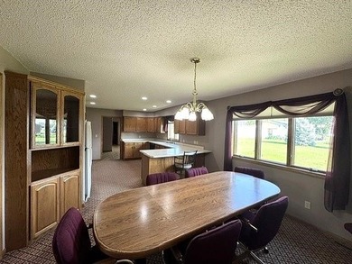 Unbelievable amount of space in this quality built 5 bed, 3 bath - photo 3