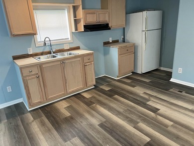 Quiet Living at it's Best! Beautifully remodeled 2Bed/ 1Bath - photo 4