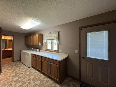 Unbelievable amount of space in this quality built 5 bed, 3 bath - photo 6