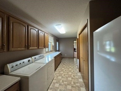 Unbelievable amount of space in this quality built 5 bed, 3 bath - photo 7