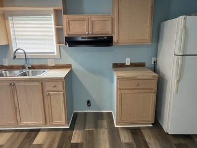 Quiet Living at it's Best! Beautifully remodeled 2Bed/ 1Bath - photo 8