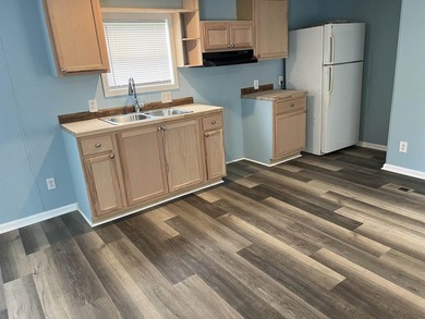 Quiet Living at it's Best! Beautifully remodeled 2Bed/ 1Bath - photo 10