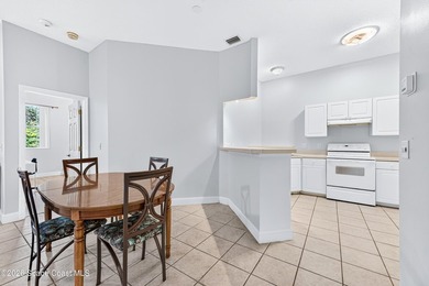 Welcome to this duplex w/soaring ceilings in the gated community - photo 11