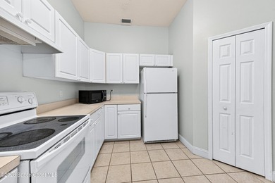 Welcome to this duplex w/soaring ceilings in the gated community - photo 14