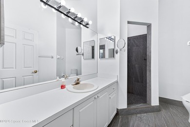 Welcome to this duplex w/soaring ceilings in the gated community - photo 20