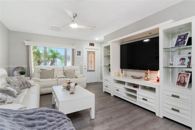 Beautifully updated 3 bedroom, 2 bath concrete block, large salt - photo 8