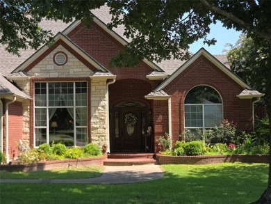 3 NEW BAY WINDOWS, REENFORCED PRIVACY FENCE! Imagine coming home - photo 28