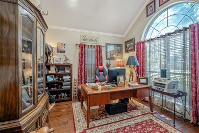 3 NEW BAY WINDOWS, REENFORCED PRIVACY FENCE! Imagine coming home - photo 32