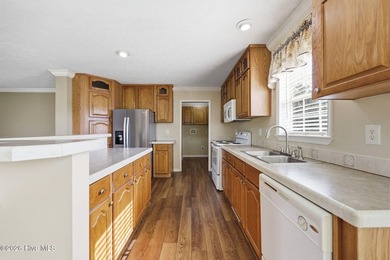 Spacious 4 bedroom waterfront home located on Bay Lake that - photo 34