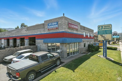 This well-maintained automotive shop offers a rare opportunity - photo 2