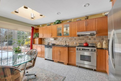 Fabulous 3 Bed, 3 Bath Raised Ranch In Great Neck Estates! A - photo 9