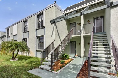 Beautiful FIRST floor unit, soothing colors, bright and airy! - photo 1