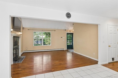Welcome to this beautifully maintained 4-bedroom, 2-bathroom - photo 5