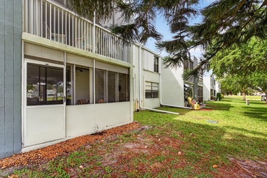 Beautiful FIRST floor unit, soothing colors, bright and airy! - photo 7