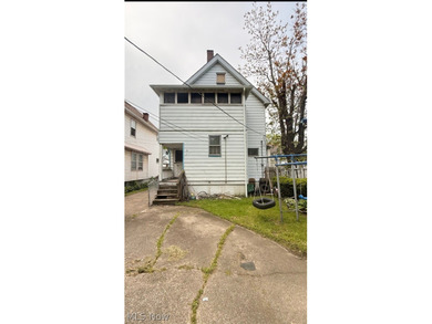 This is a charming 3 bedroom, 1.5 bathroom colonial located in - photo 2