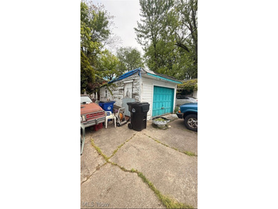 This is a charming 3 bedroom, 1.5 bathroom colonial located in - photo 3