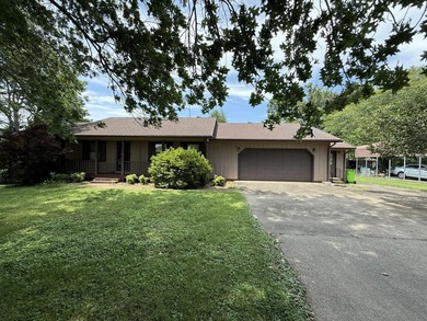 Welcome to this charming ranch style home featuring a rustic - photo 3