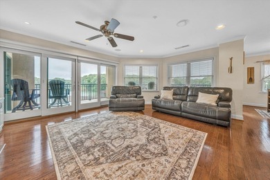 Beautiful 4th floor, end W/F condo features 4 BR, 3 full BA. End - photo 4