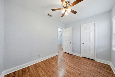 IMPROVED PRICE!!! Welcome to this recently renovated solid block - photo 10