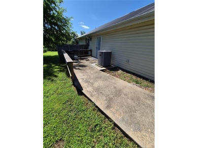 Charming and well maintained 2 bedroom, 2 bathroom home designed - photo 28