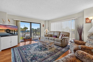RARE 3-BEDROOM, 3-BATH CORNER RESIDENCE WITH TWO PRIMARY SUITES - photo 9