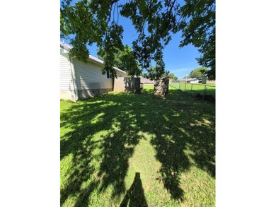 Charming and well maintained 2 bedroom, 2 bathroom home designed - photo 33