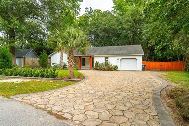 Discover this wonderful three-bedroom, two-bathroom brick ranch - photo 2