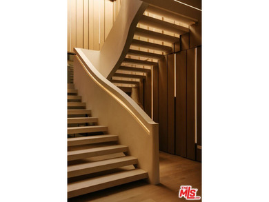 A dual-entry motor court paved in stone sets the stage for - photo 20