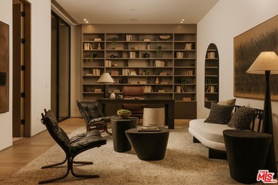 A dual-entry motor court paved in stone sets the stage for - photo 27