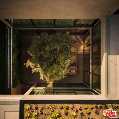 A dual-entry motor court paved in stone sets the stage for - photo 28
