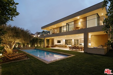A dual-entry motor court paved in stone sets the stage for - photo 30