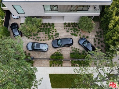 A dual-entry motor court paved in stone sets the stage for - photo 31