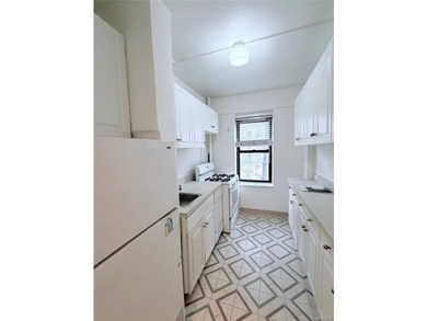 Freshly Painted 1BR/1BA co-op in prime Forest Hills. Abundant - photo 11