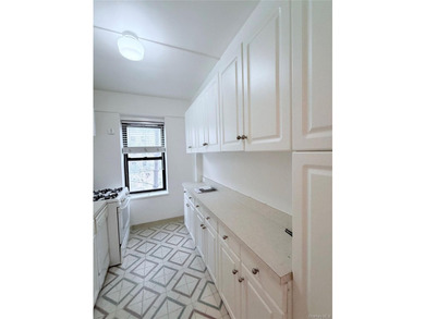 Freshly Painted 1BR/1BA co-op in prime Forest Hills. Abundant - photo 12