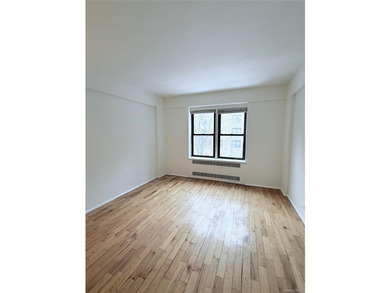 Freshly Painted 1BR/1BA co-op in prime Forest Hills. Abundant - photo 17