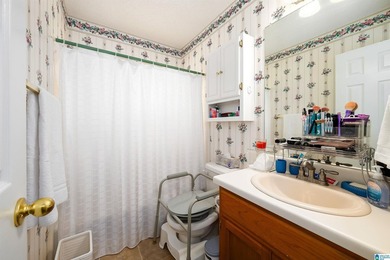 Very nice four bedroom, 3 bath home on quiet circle overlooking - photo 18