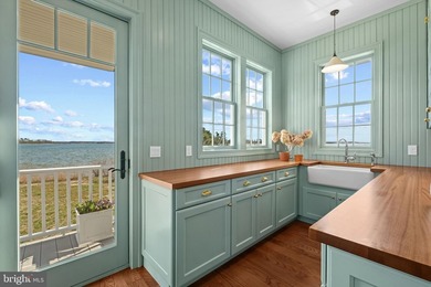 Set on a 2.38 acre peninsula with 1,100 feet of waterfrontage - photo 18