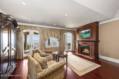 Beyond a private gated entrance and sweeping drive, this - photo 21