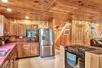 PRIVATE LAKEFRONT HOME. Welcome to your serene 8-acre hideaway - photo 32