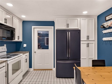 Welcome to 17 Fenton Rd! 4 bedrooms on a picturesque lot, room - photo 18